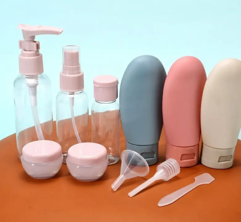 Travel Set Plus | zestaw pojemników podróżnych na kosmetyki | 11 elementów, zdjęcie stylizowane