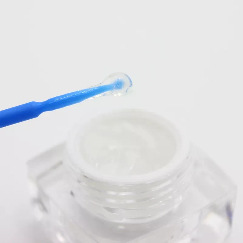 Glue Remover | krem do usuwania przedłużanych rzęs, zbliżenie na zawartość