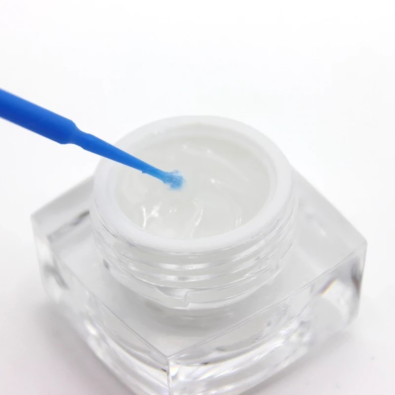 Glue Remover | krem do usuwania przedłużanych rzęs, zbliżenie na zawartość