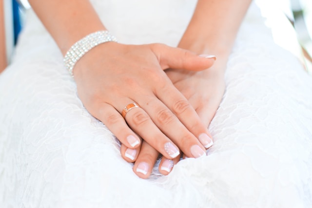 Paznokcie na wesele: jaki manicure na ślub dla panny młodej lub gościa?