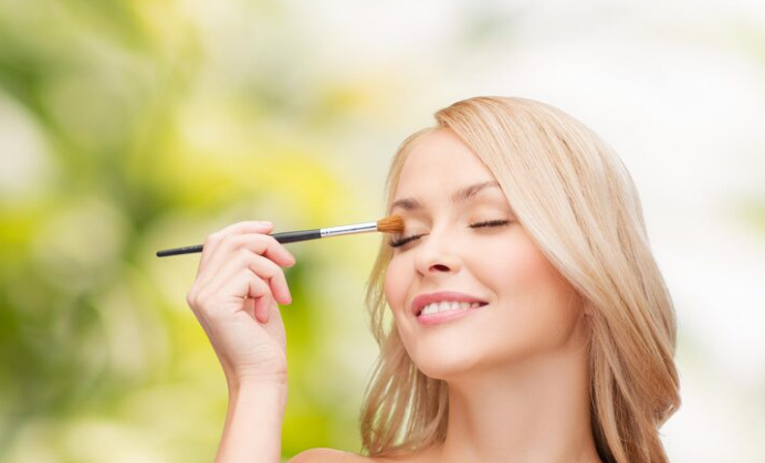 Jak wykonać lekki makijaż? Poradnik