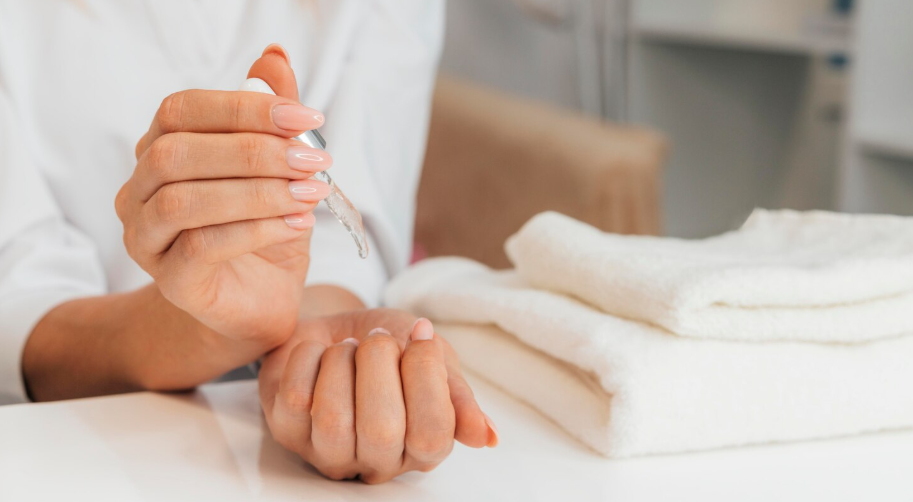 Dlaczego baza do paznokci jest ważna w manicure?